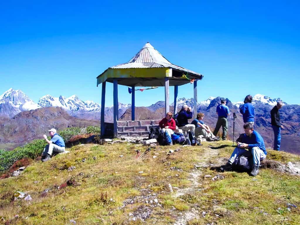 The old viewpoint-pavillion above Tsomgo Lake